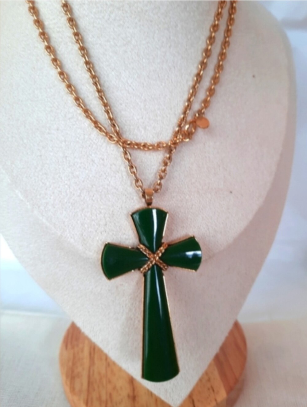 Avon Dark Green Cross Pendant On Gold Chain Necklace with Dark 24"
